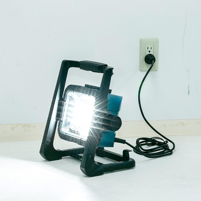 Refletor LED Hibrido 18V/220V LXT 750Lm Makita DML805 | COREBRAL